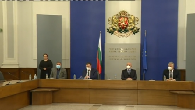 Доставят първите хладилници за съхранение на ваксините до петък, разработват план за ваксинация